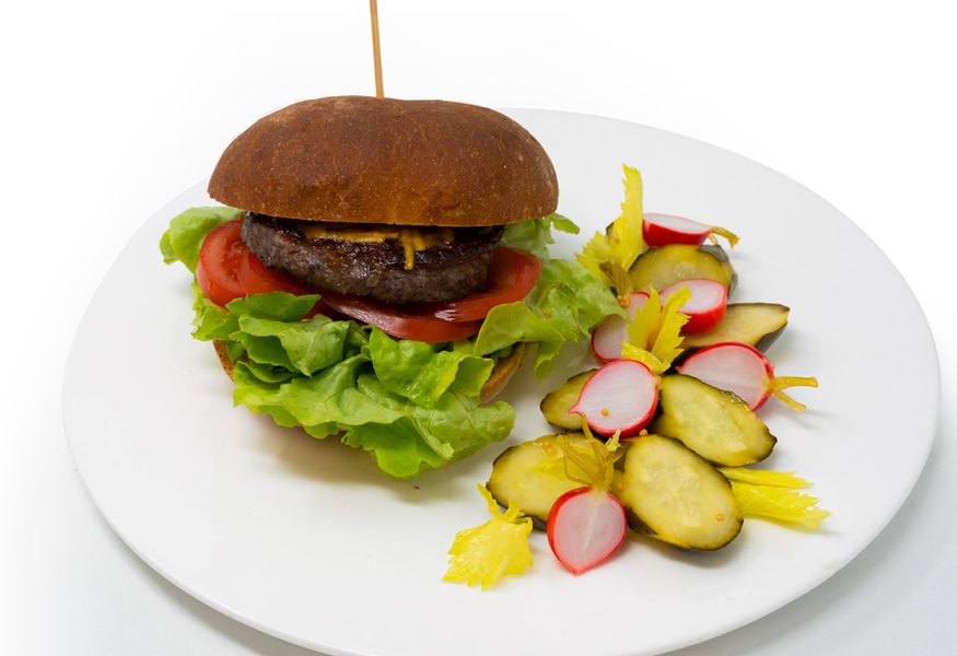 Cheeseburger e verdure sottaceto