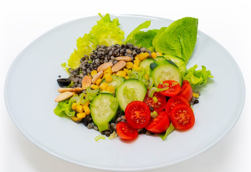 Cobb salad con lenticchie beluga