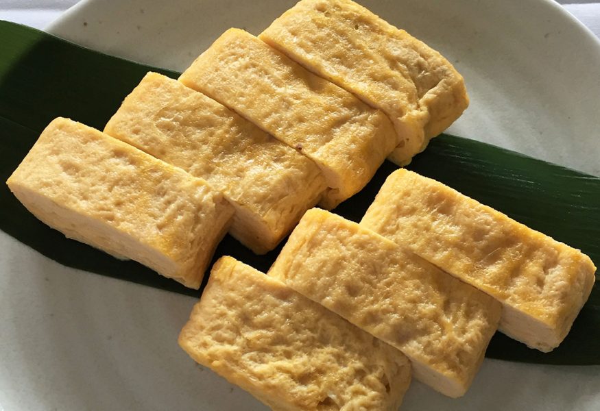 OMELETTE ARROTOLATA AL DASHI CON RISO ROSSO E VERDURE CRUDE