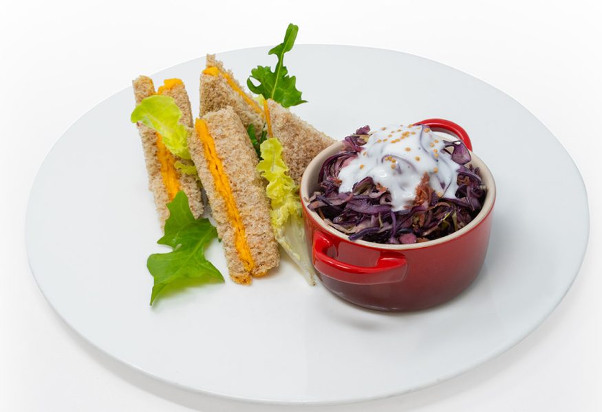 Formaggio grigliato e coleslaw