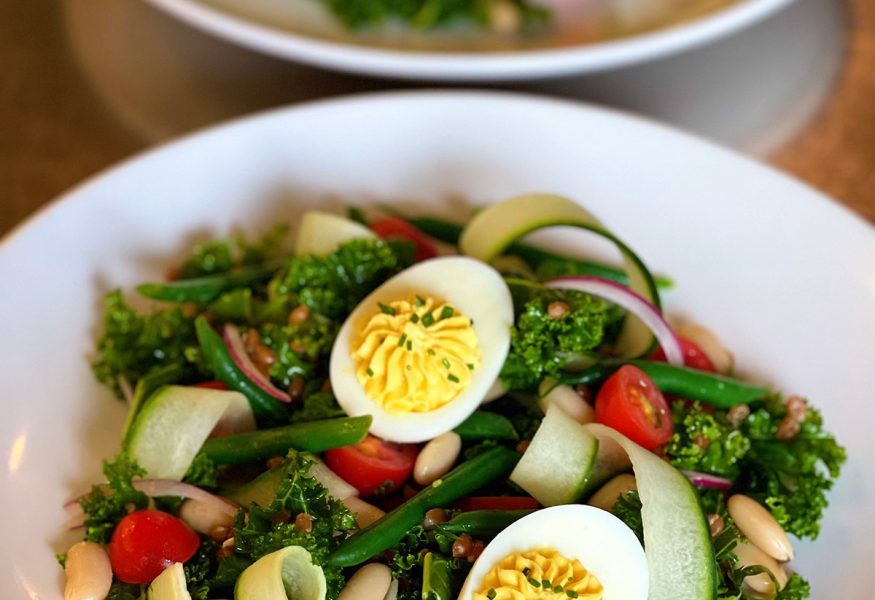 INSALATA AI CEREALI INTEGRALI CON UOVA ALLA DIAVOLA