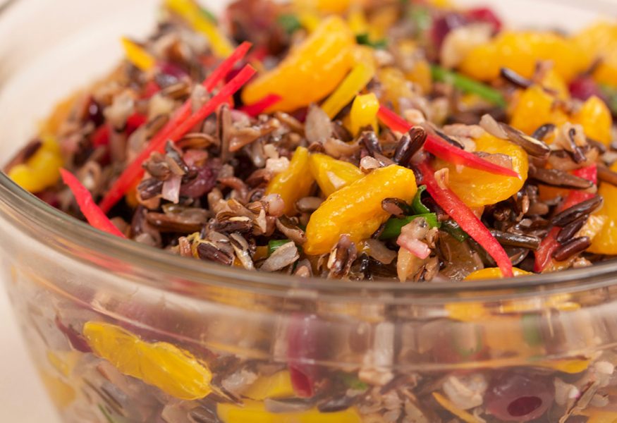 INSALATA DI RISO SELVATICO, FRUTTA E NOCI CON VINAIGRETTE ALL’ACETO BALSAMICO