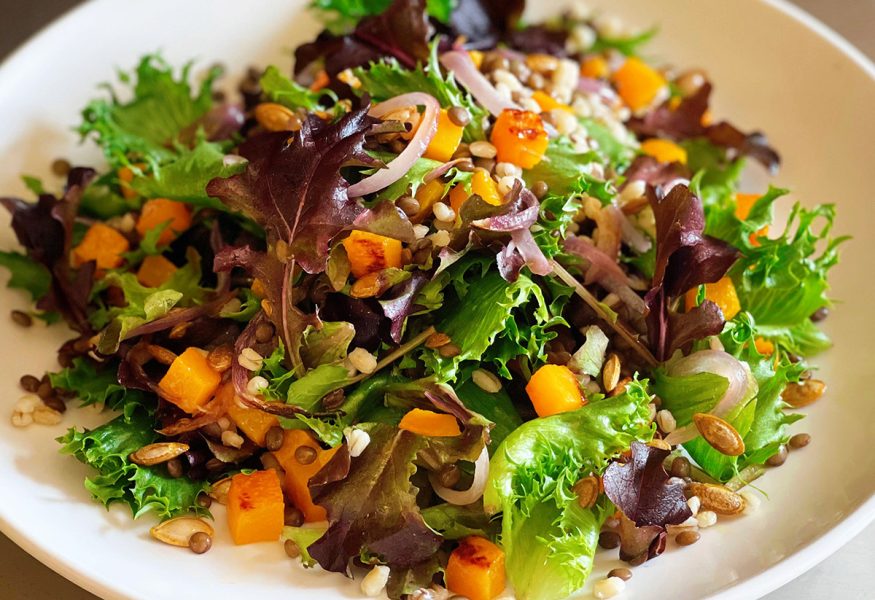INSALATA MISTA DI STAGIONE CON ZUCCA ARROSTITA, LENTICCHIE E SEMI
