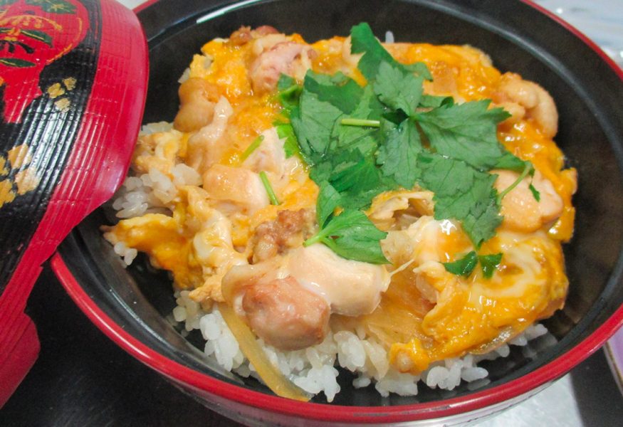 COTOLETTA DI MAIALE CON LE UOVA SU LETTO DI RISO