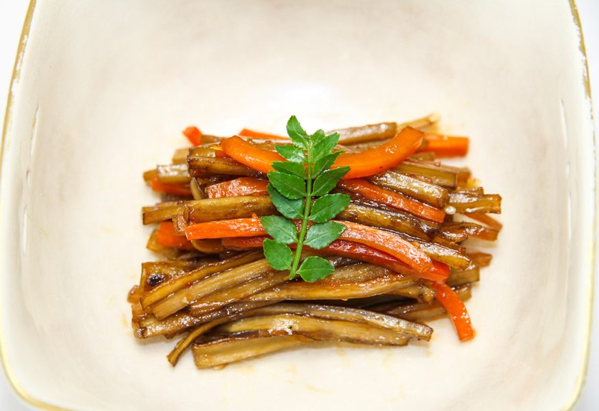 Udon saltati e sfumati con bardana e pollo