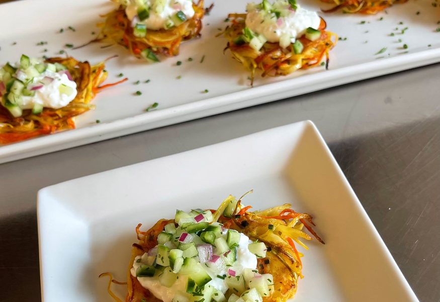 ROSTI DI VERDURE CON CREMA DI FIOCCHI DI LATTE, CETRIOLO E SALMONE AFFUMICATO