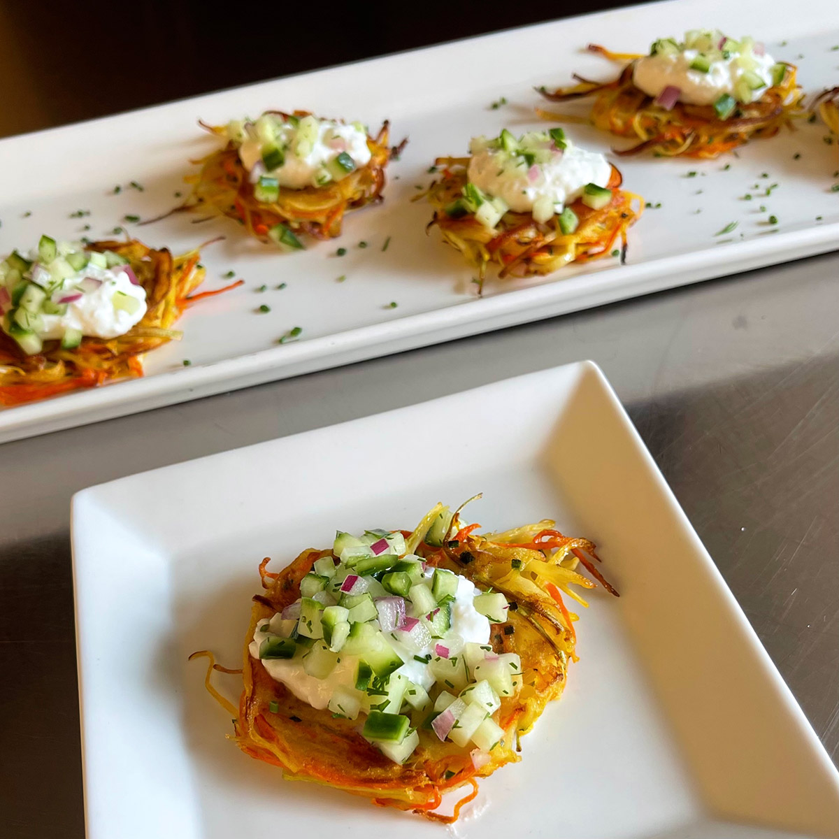 ROSTI DI VERDURE CON CREMA DI FIOCCHI DI LATTE, CETRIOLO E SALMONE AFFUMICATO