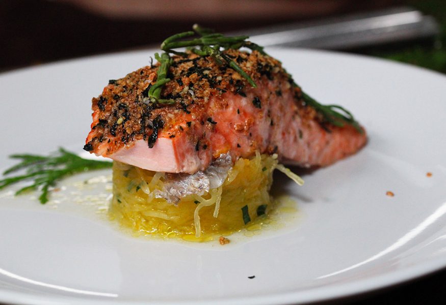 SALMONE XAXLI’P AL FORNO SU PUREA DI PISELLI CON ZUCCA SPAGHETTI AL DRAGONCELLO COTTA AL VAPORE