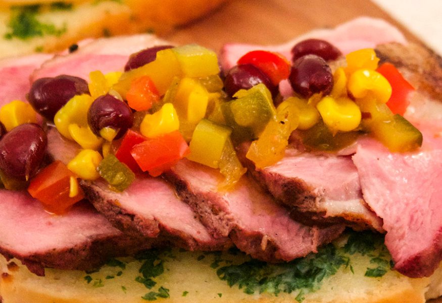 SANDWICH DI PETTO D’ANATRA CON CIPOLLE CARAMELLATE E RELISH ALLE “TRE SORELLE”