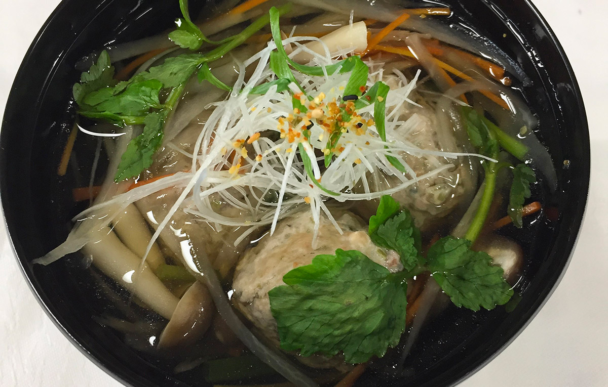 SANMA NO TSUMIIRE JIRU ZUPPA DI NOODLES ALL'UOVO CON POLPETTE DI LUCCIO SAURO DEL PACIFICO E VERDURE