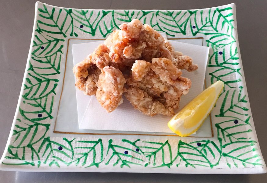 Pollo fritto marinato con peperoncini shishito e radici di loto