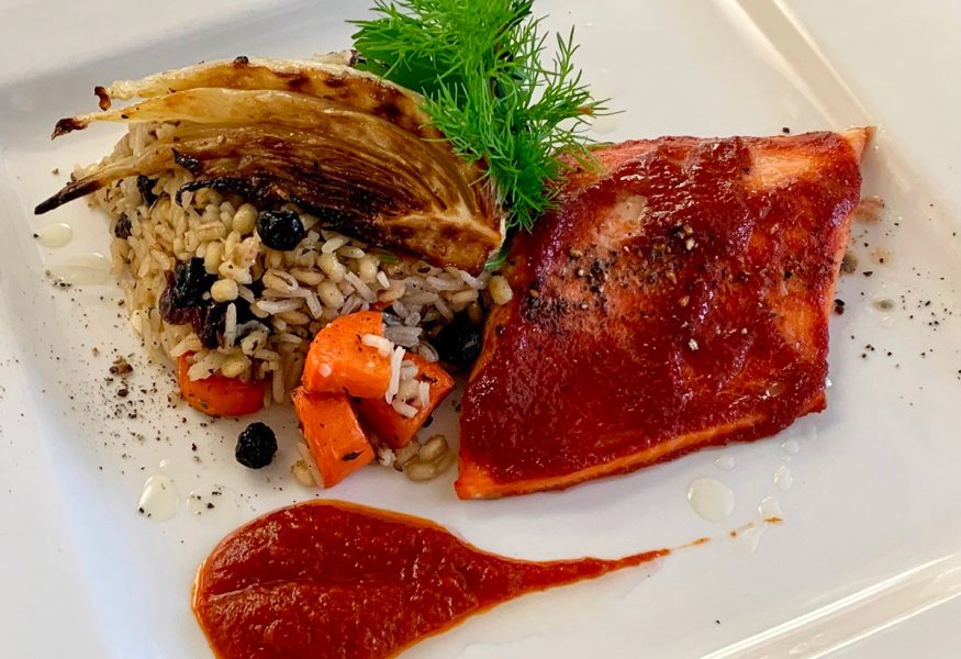 TROTA SALMONATA SU PLACCA DI CEDRO CON GELATINA DI PEPERONI ROSSI E SCIROPPO D’ACERO E CON ORZO MONDO PILAF