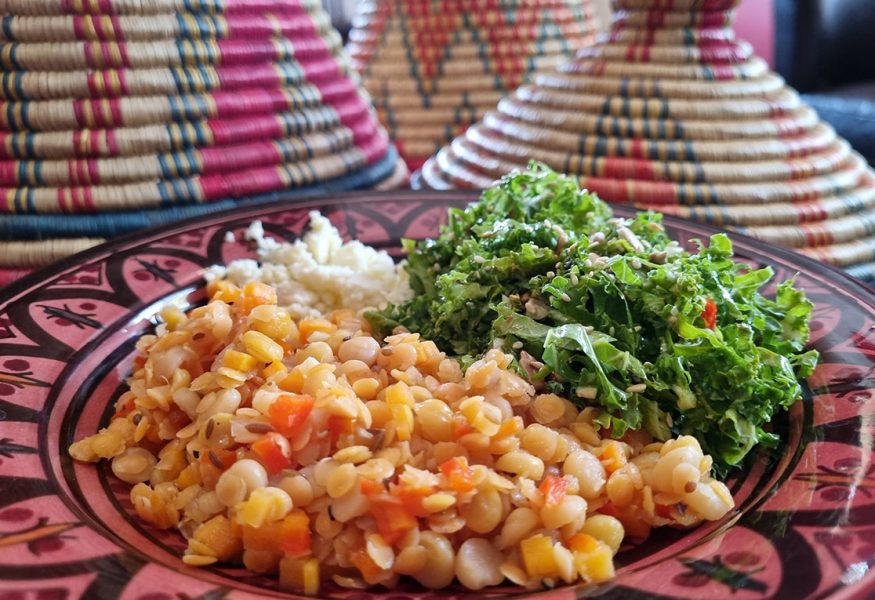 Yemiser selatta, insalata di cavolo riccio con spezie e ayib