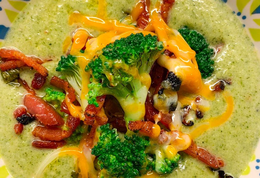 ZUPPA DI BROCCOLI E CHEDDAR CON OLIO AL PREZZEMOLO