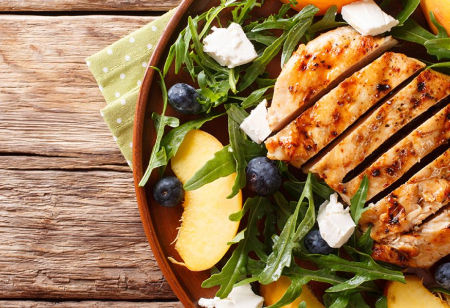 Summer salad with spelt, chicken, vegetables and peaches