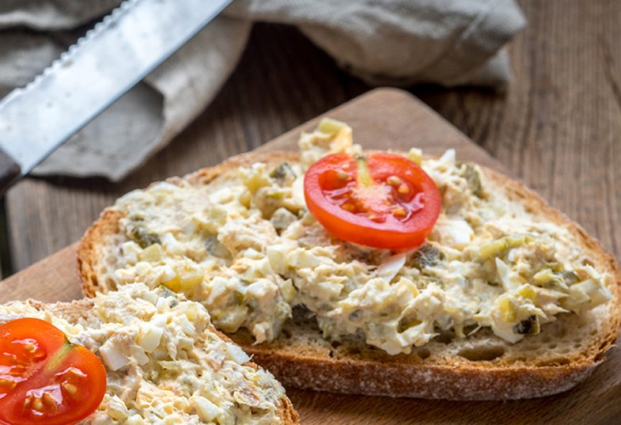 Rye bruschetta with mackerel, cherry tomatoes and mint