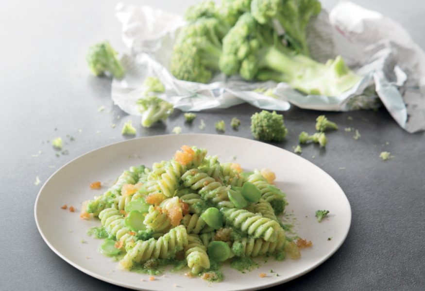 Fusilli con crema di broccoli, acciughe e pane profumato