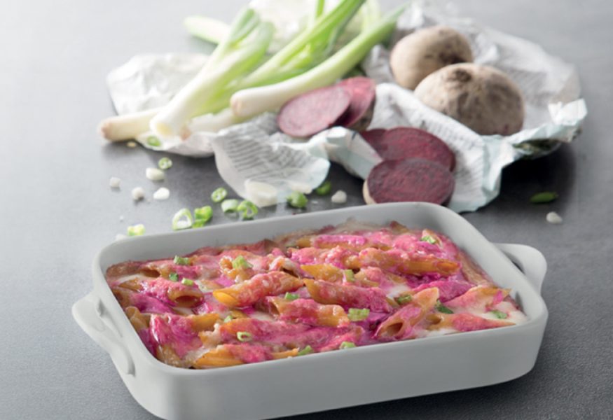 Gratin di pasta integrale con cipollotti e rape rosse