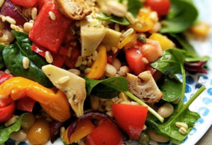 Insalata alla puttanesca con crostini di pane a lievitazione naturale