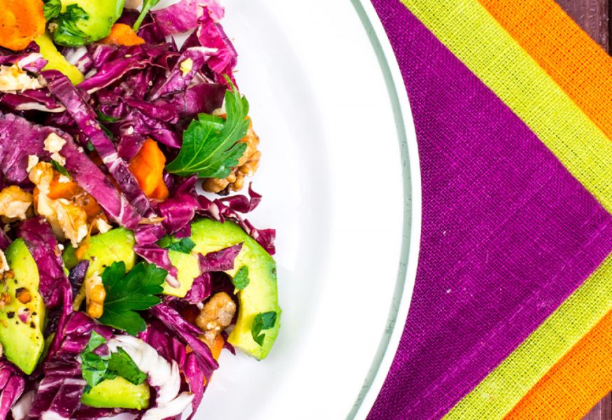 Insalata di cavolo e radicchio, cachi mela e nocciole