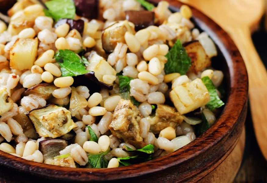 Insalata di cereali misti e verdure