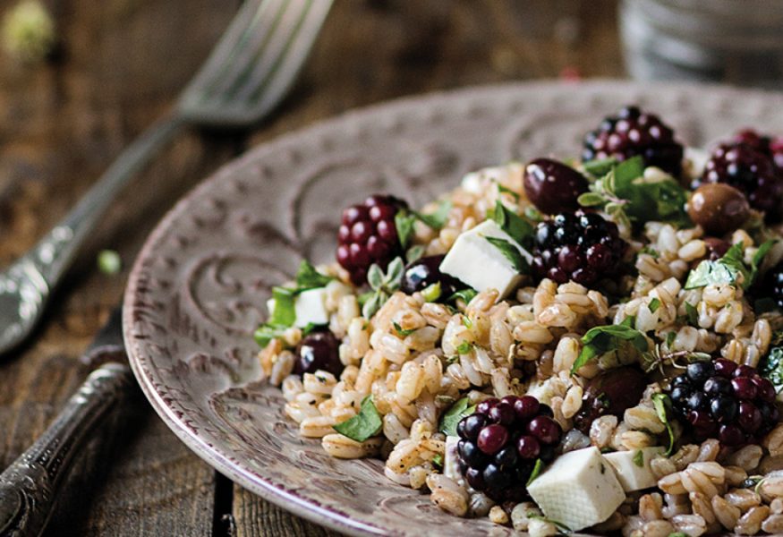 Insalata di farro, olive taggiasche e more