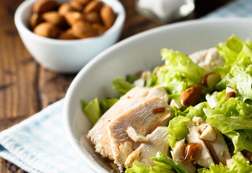 Insalata di pollo, limone e mandorle