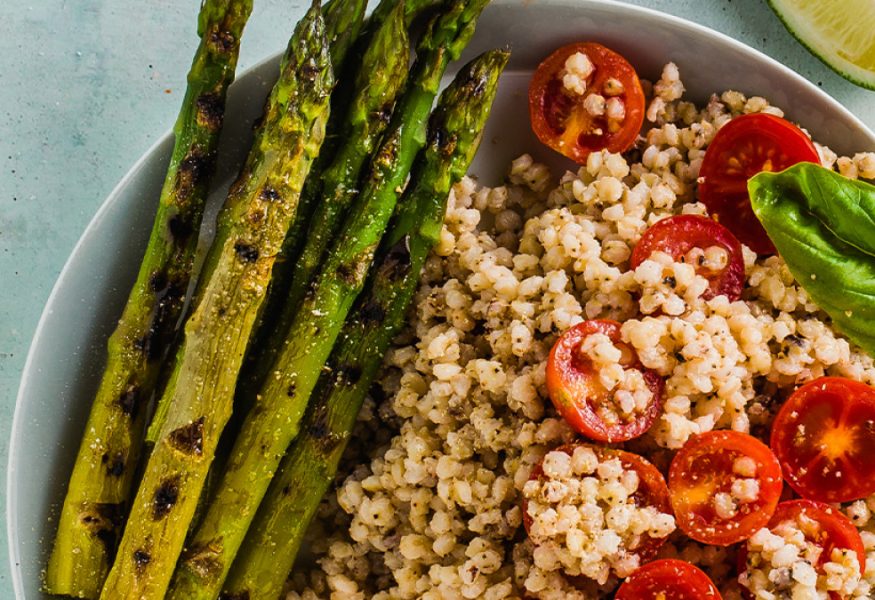 Insalata tiepida di asparagi e grano