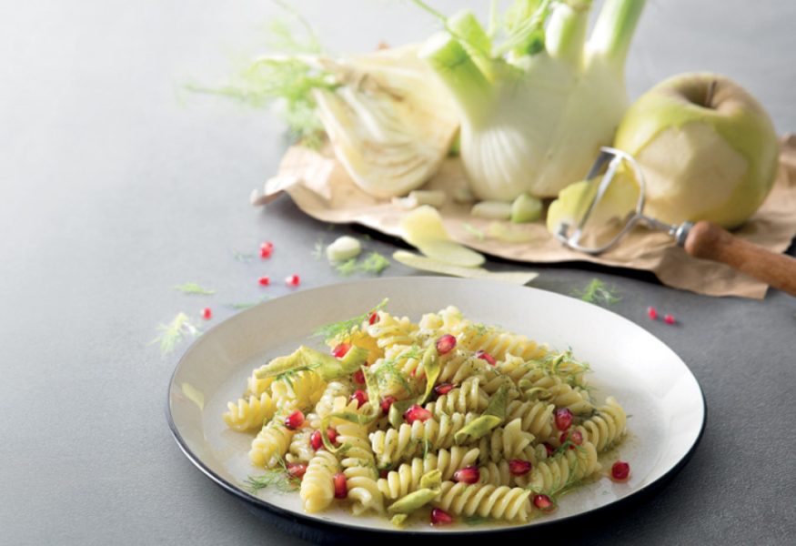 Insalata tiepida di fusilli con finocchio e melagrana