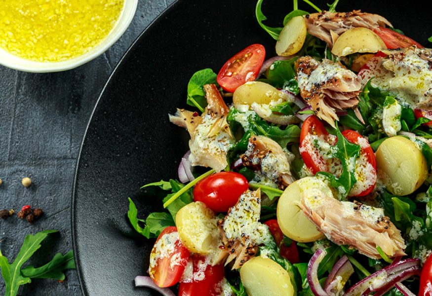 Insalatona con patate, sgombro e dressing agrodolce