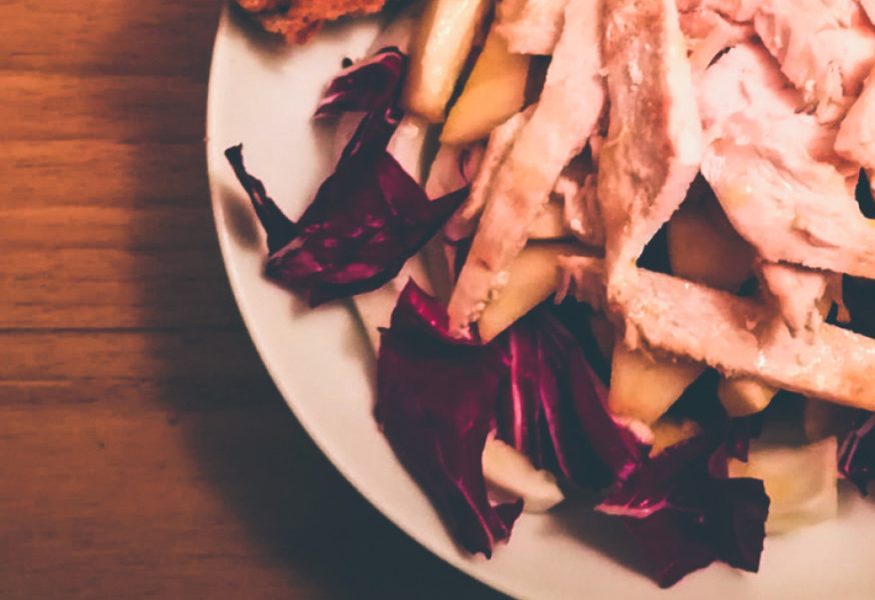 Insalatona di pollo con mele e radicchio