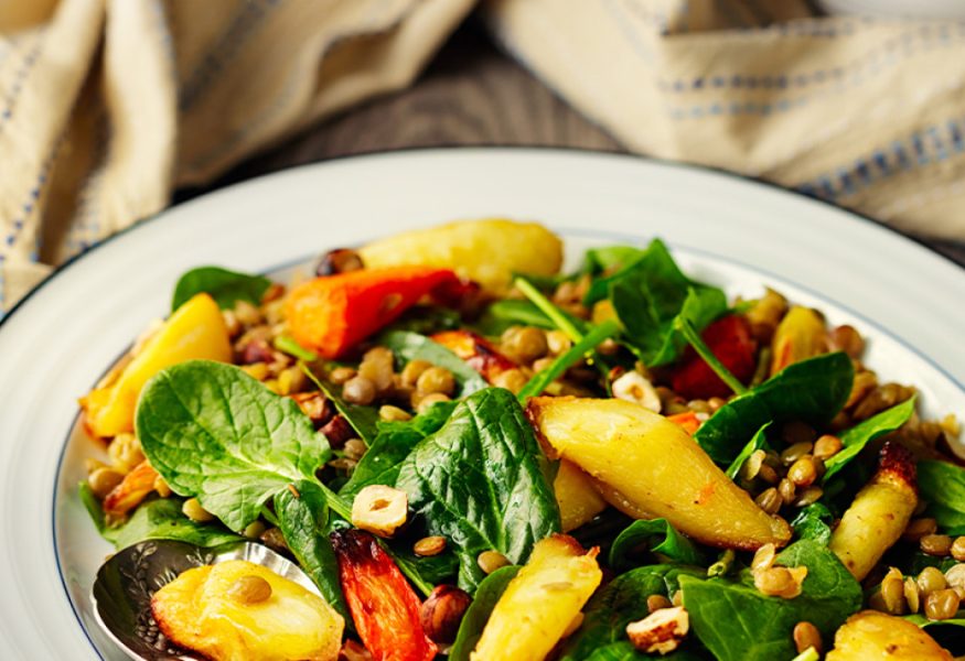 Insalatona primaverile con verdure di stagione, legumi, nocciole, patate e pecorino