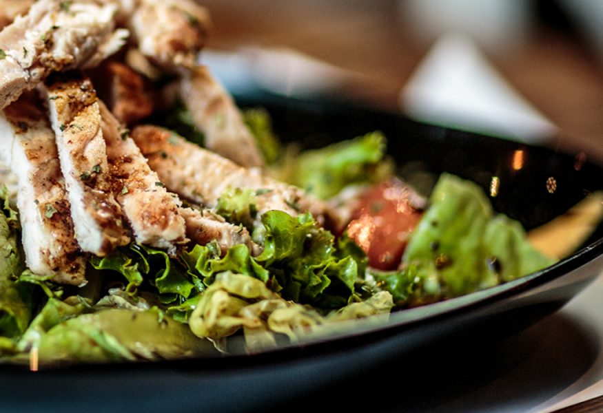 Insalatona unica con grano saraceno, tacchino, cavolo cappuccio e dressing alla curcuma