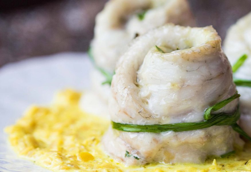 Involtino di spigola su crema di ceci