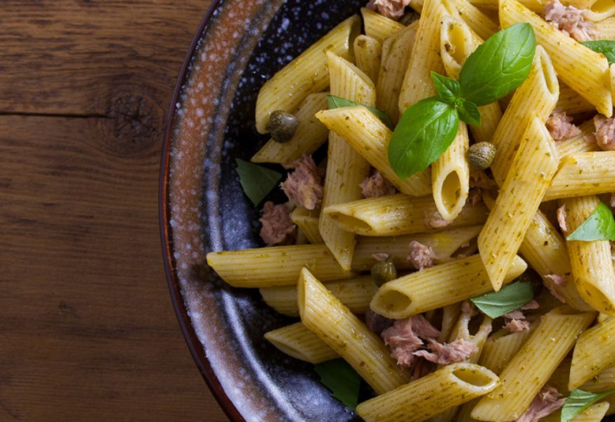 Mezze penne con sgombro e erbe aromatiche
