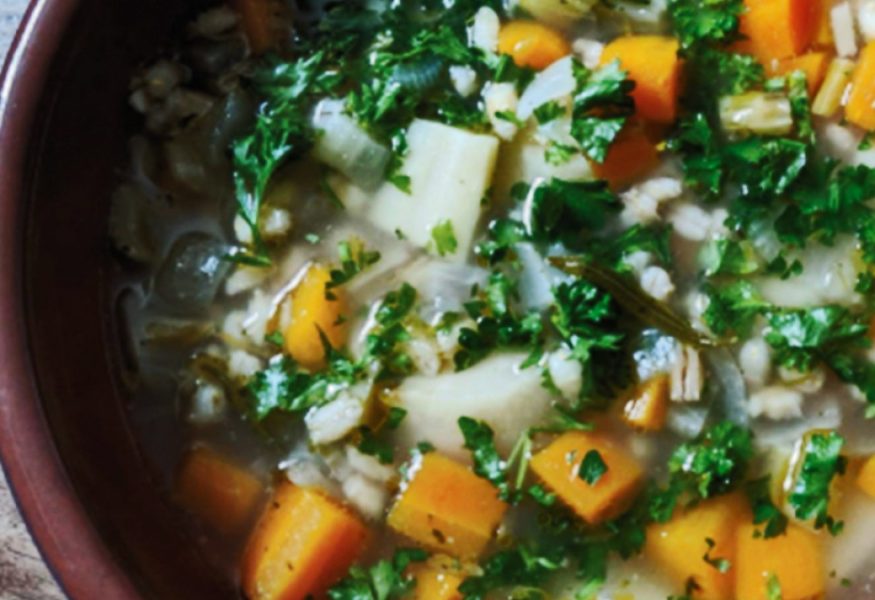 Minestrone invernale con orzo e verdure