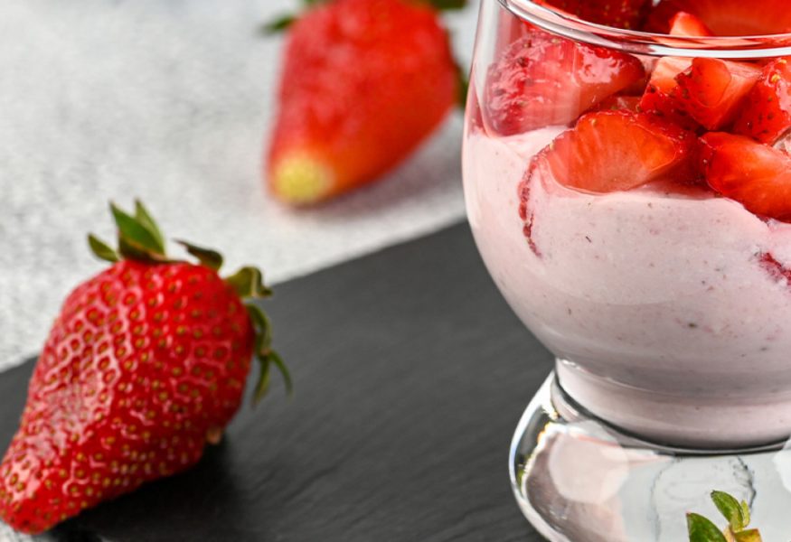 Mousse leggera di yogurt e fragole
