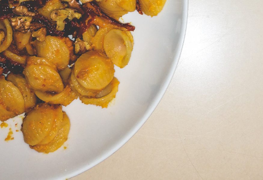 Orecchiette con pomodori secchi, noci e carote in crema