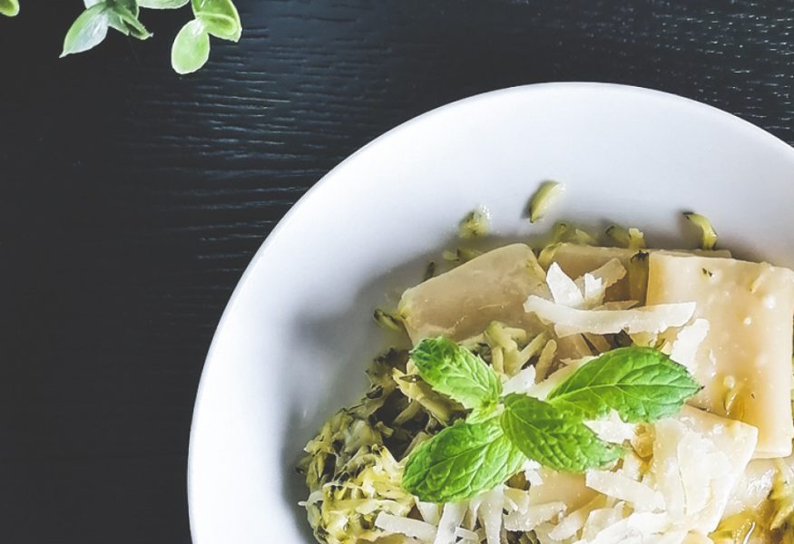 Paccheri con julienne di zucchine, menta e pecorino