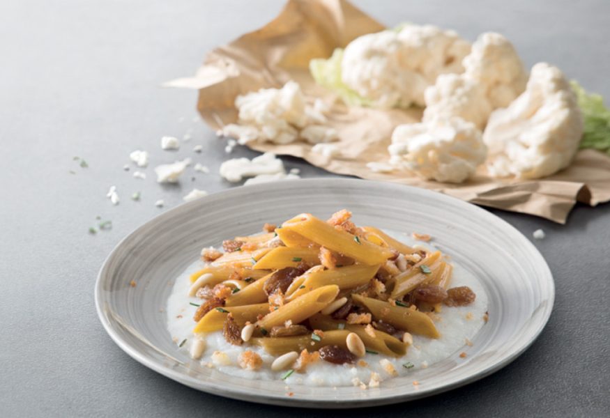 Penne integrali con cavolfiore, pinoli e uvetta