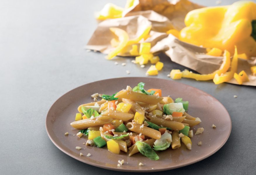 Penne integrali con crema di peperoni, cavolini di Bruxelles e noci