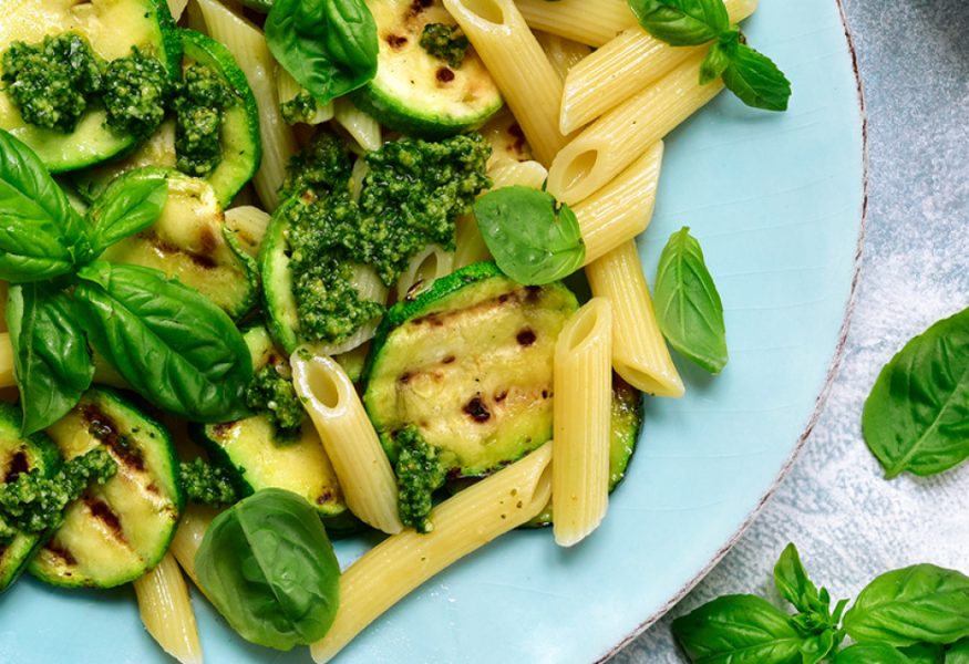 Penne integrali con zucchine, basilico fresco, cipollotti e feta