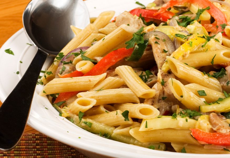 Pennette rigate con peperoni arrostiti, pollo e acciughe