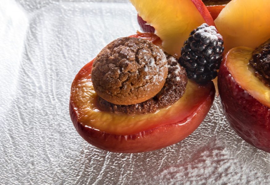 Pesche con amaretti e cacao