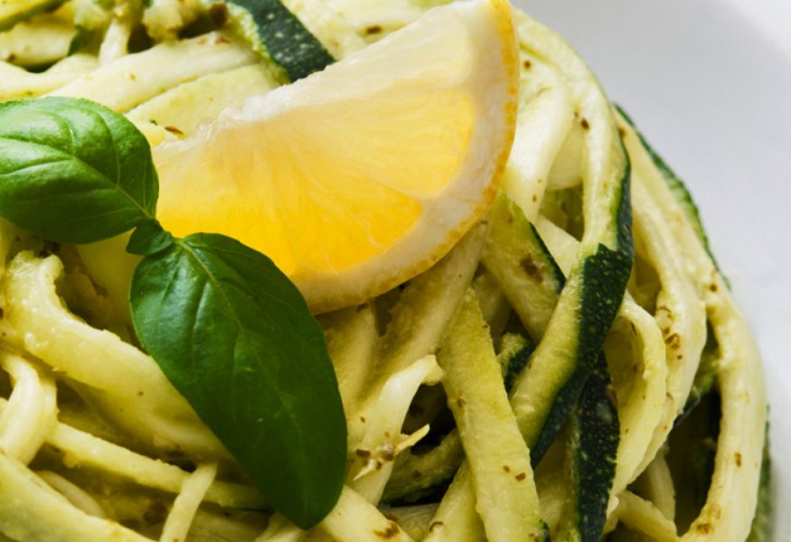Spaghetti con agretti, zucchine e ravanelli