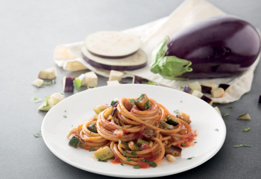 Spaghetti con caponatina agrodolce di verdure