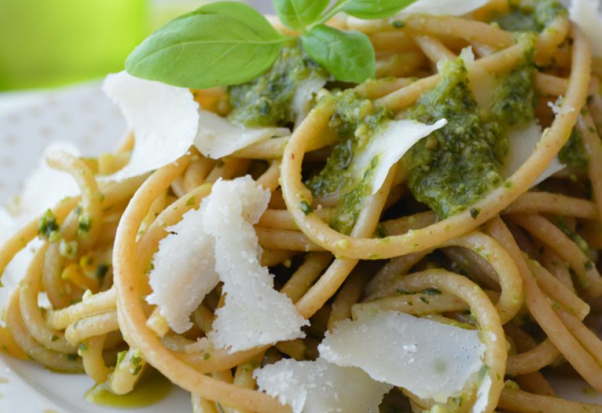 Spaghetti integrali con crema di asparagi e caprino