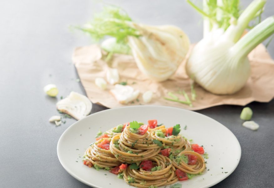 Spaghetti integrali con pesto di finocchio e pomodori
