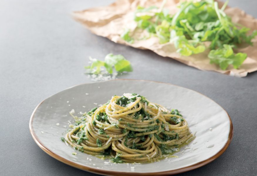 Spaghetti integrali con pesto di foglie di ravanelli e rucola