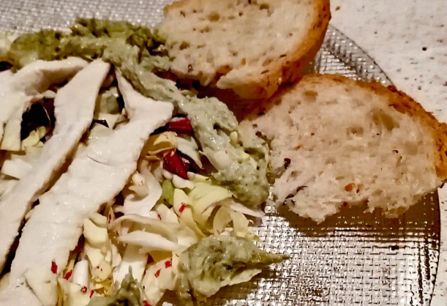 Straccetti di pollo ai ferri con salsa allo yogurt e carciofi